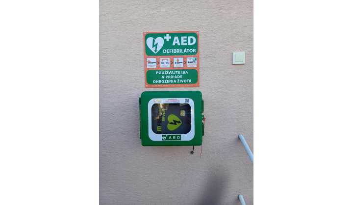 Automatický externý defibrilátor (AED) v našej obci