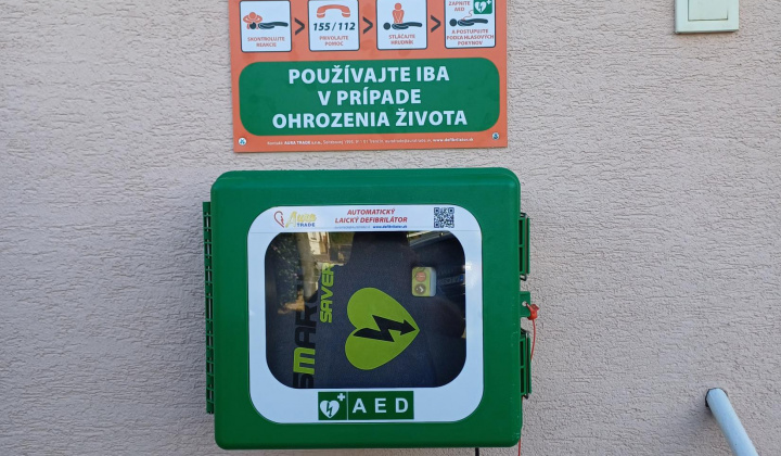 Aktuality / Automatický externý defibrilátor (AED) v našej obci - foto