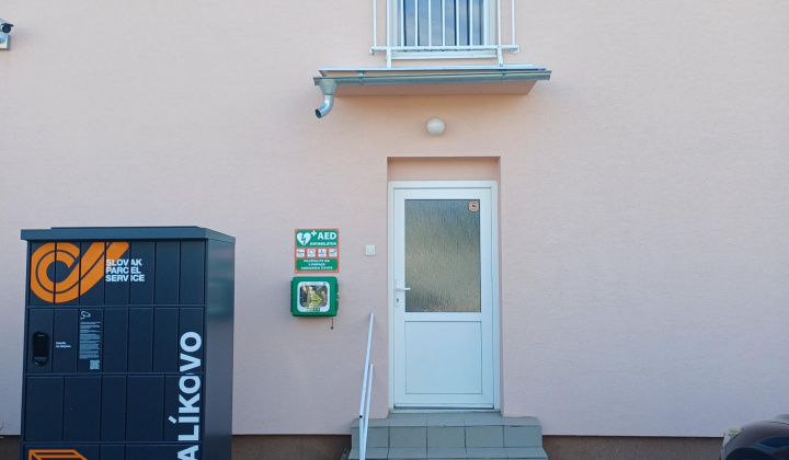 Aktuality / Automatický externý defibrilátor (AED) v našej obci - foto